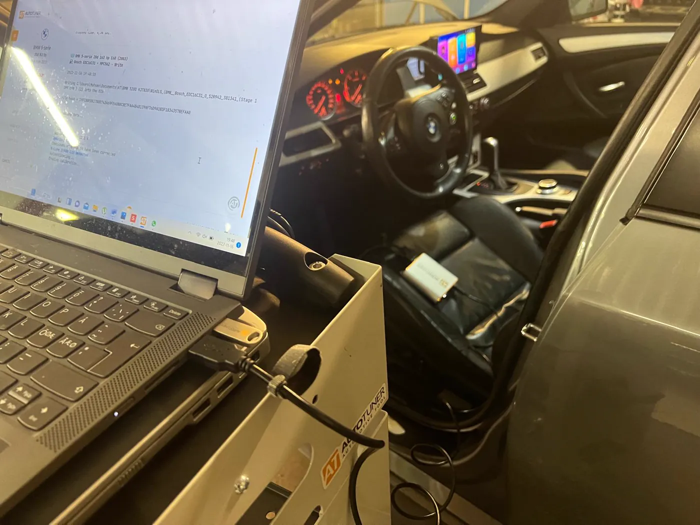 Tekniker utför ECU-optimering med diagnostikdator hos Pro Cars