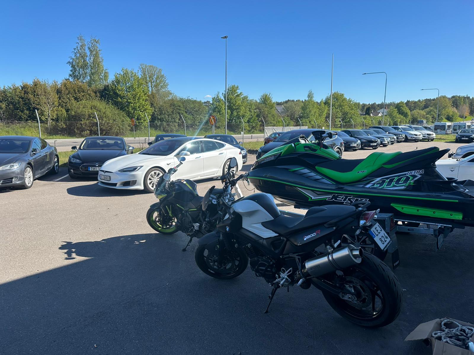 Pro Cars gård med Tesla-bilar, motorcykel och jetski i Linköping