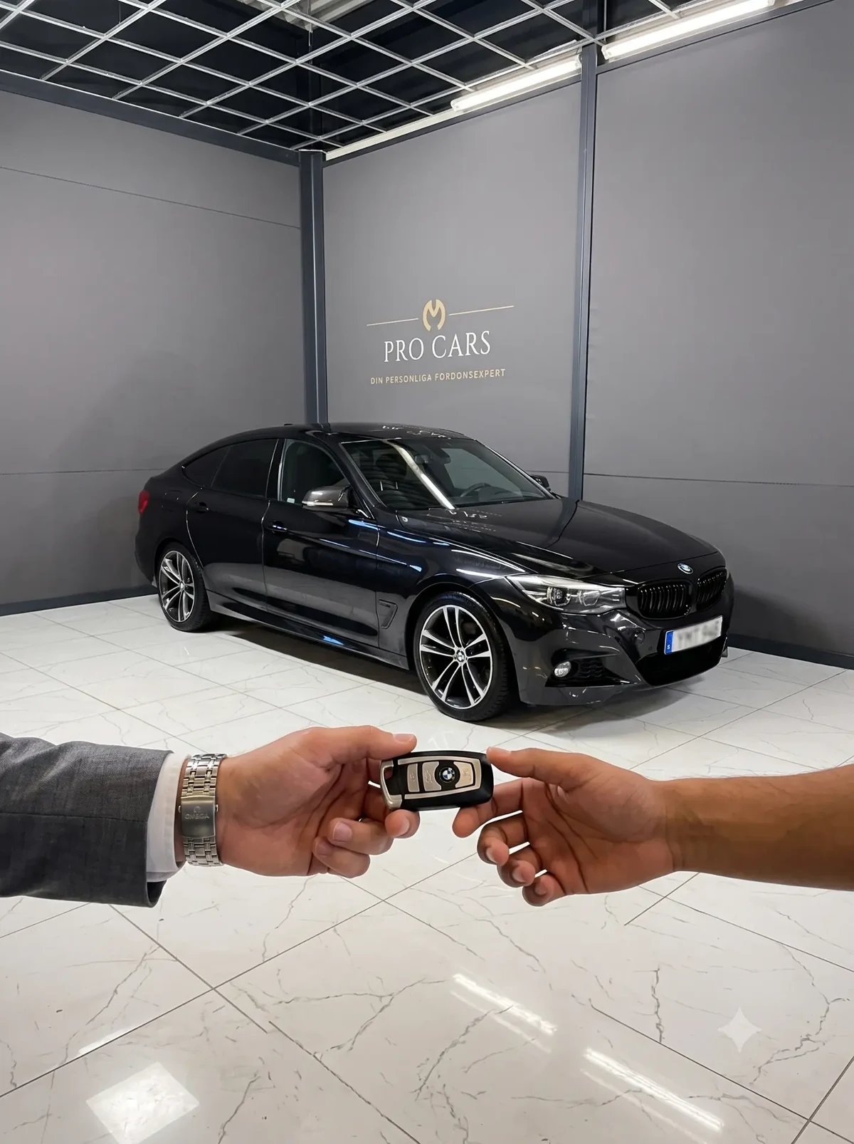 Svart BMW i Pro Cars showroom i Linköping