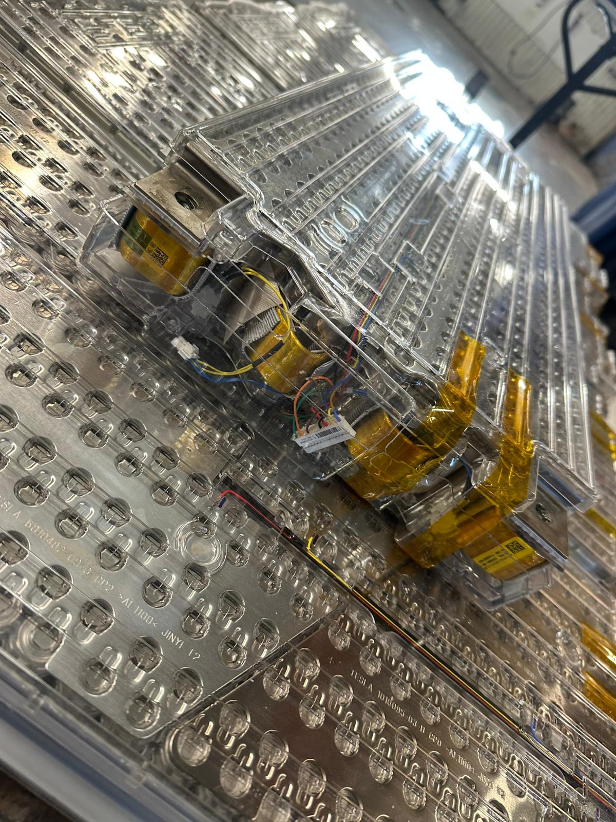 Detalj av Tesla högvoltsbatteripaket under diagnos