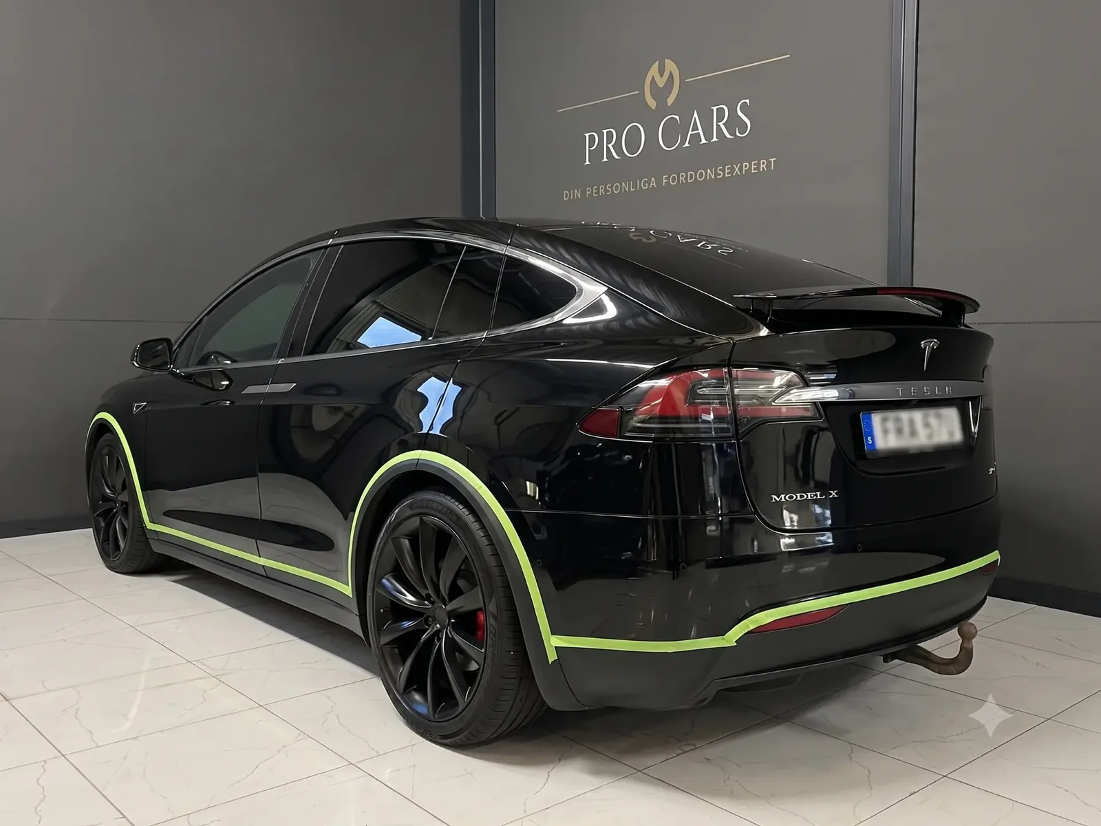 Svart Tesla Model X maskerad med grön tejp inför lackarbete hos Pro Cars