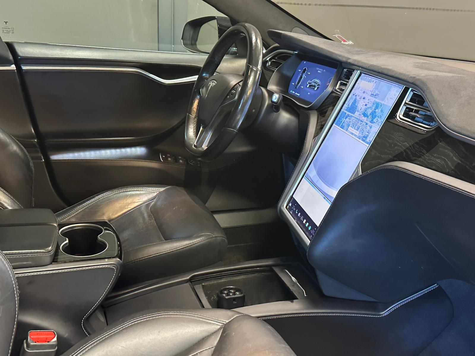 Tesla interiör efter detaljering