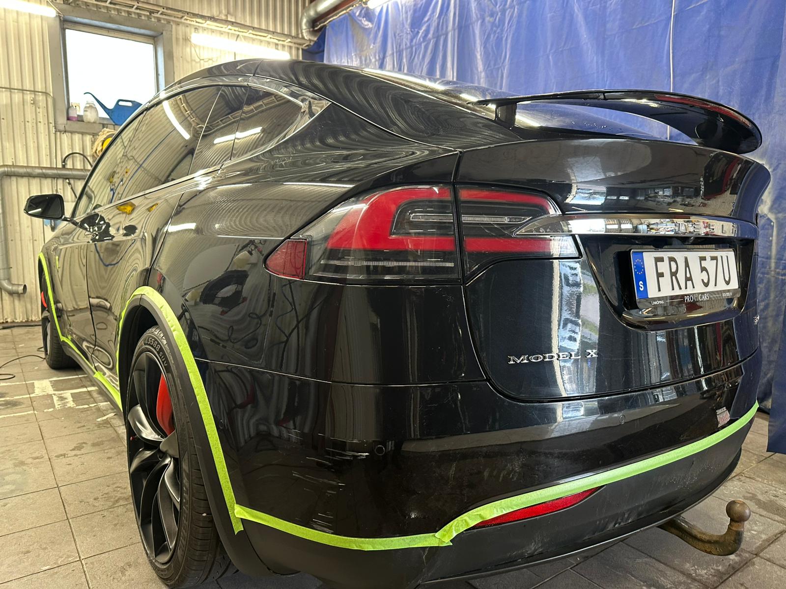 Svart Tesla Model X maskerad med grön tejp inför lackarbete hos Pro Cars